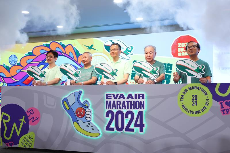 2024長榮航空城市觀光馬拉松賽事宣告記者會2日下午在台北舉行，長榮航空總經理孫嘉明（中）等人一同完成啟動儀式，宣告活動10月27日在總統府前盛大登場。