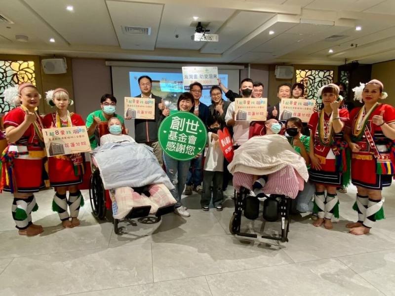 為協助創世基金會籌建清寒植物人安養院花蓮分院，苗栗縣享沐時光莊園渡假酒店在館內舉辦公益畫展，2日開幕，邀民眾賞畫並支持建院經費。（創世苗栗院提供）