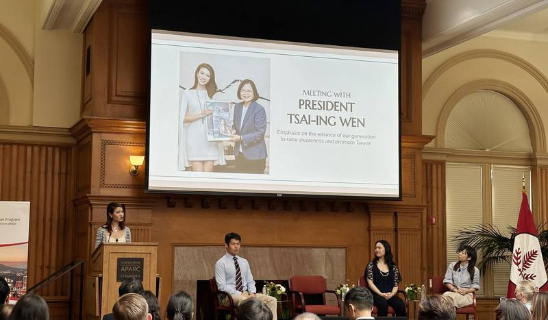 就讀史丹佛大學管理科學與工程學系二年級的美國選美皇后張芳瑜（講台後方者），2日參與舒思深亞太研究中心台灣計畫啟動會議，期待未來出現更多關於台灣各領域的研究。