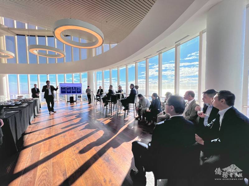 與會人員聚精會神的聆聽解說