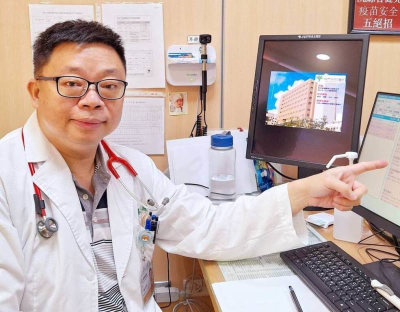 阮綜合醫院兒科醫師楊岱璟（圖）指出，沙門氏菌是人畜共通疾病，最有可能是上完廁所、接觸貓狗家禽家畜後，沒徹底清潔手部，手上的沙門氏菌透過吃食飲品、握手或烹調等接觸造成感染，是容易病從口入的疾病。（阮綜合醫院提供）
