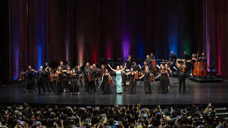 來自古巴的哈瓦那大樂隊（Havana Lyceum Orchestra）及柏林愛樂法國號演奏家莎拉．威里斯（Sarah Willis，另譯：莎拉．威利斯）3日下午將快閃現身台南市美術館2館及孔廟演出，與民眾同樂。（牛耳藝術提供）