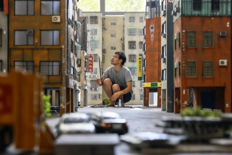 北師美術館4日起推出藝術家張立人個展「戰鬥之城．終」，集張立人歷時14年創作的「戰鬥之城」系列之大成，彷彿將一座城市裝入美術館。（北師美術館、汪正翔提供）