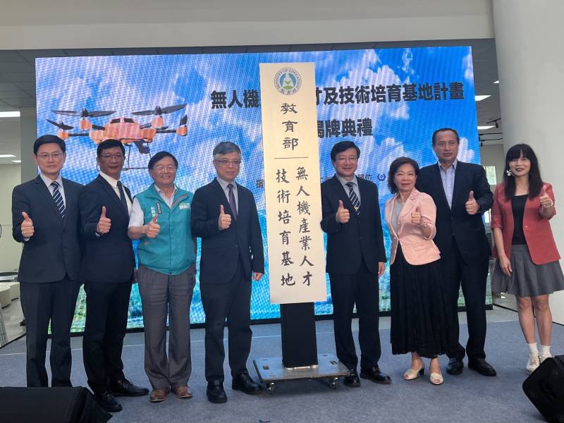 劉孟奇政務次長與嘉義縣劉培東副縣長等為基地揭牌