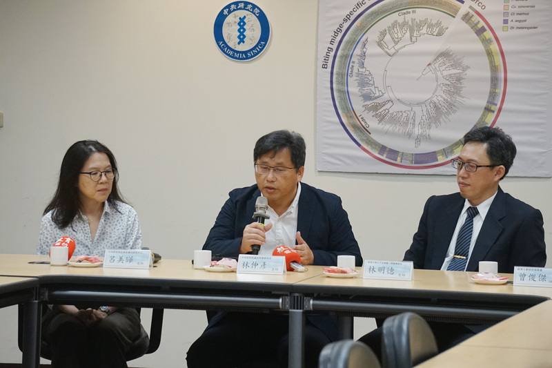 花蓮慈濟大學分子生物暨人類遺傳學系副教授林明德（右）、中央研究院生物多樣性研究中心研究技師呂美曄（左）及中研院資訊科學研究所研究員林仲彥（中）合作，成功完成小黑蚊全基因體組裝與解碼，3日出席研究成果發表會。