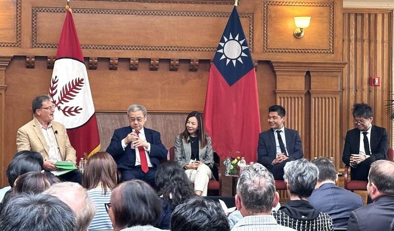 YouTube創辦人陳士駿（右1）、前立法委員許毓仁（右2）、前Yahoo亞太區董事總經理鄒開蓮（右3）等人2日出席史丹佛大學台灣計畫啟動會議，於論壇中分享對台灣未來發展看法。