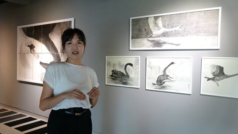 台灣新生代藝術家李冠嫾於曼谷ARDEL's Third Place Gallery舉辦水墨展，以「共生」為主題，展現一系列以白天鵝的水墨畫，以及以易經卦爻發想的裝置藝術。