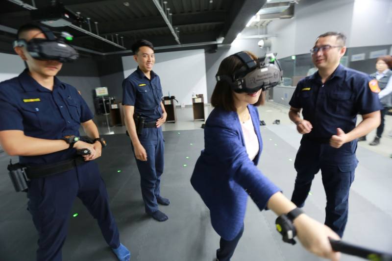 海委會管碧玲主委體驗警察大學警械使用模擬設備