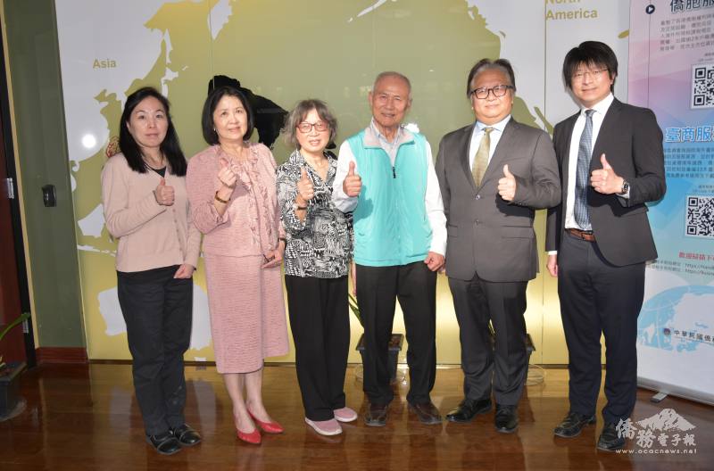 芝加哥僑界領袖返臺參加總統、副總統就職典禮拜訪文教中心；右起主任蔡季穎、邱垂洸、林敬賢伉儷、賴琦亮、副主任陳怡珍