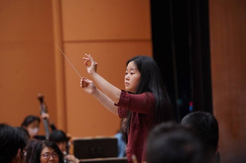 台灣旅歐指揮林沂蓁（中）首度應國立台灣交響樂團之邀，返國擔任客席指揮，演出作曲家西貝流士與拉威爾樂作。（國台交提供）