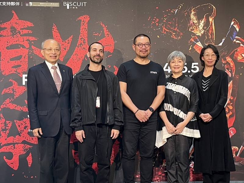 舞蹈空間舞團與德國海德堡舞蹈劇場合作推出新作「火鳥．春之祭」，衛武營國家藝術文化中心藝術總監簡文彬（中）、西班牙編舞家伊凡．沛瑞茲（Iván PÉREZ）（左2）、長榮交響樂團長張逸士（左）、舞蹈空間舞團藝術總監平珩（右2）、服裝顧問林璟如（右）3日出席彩排記者會。