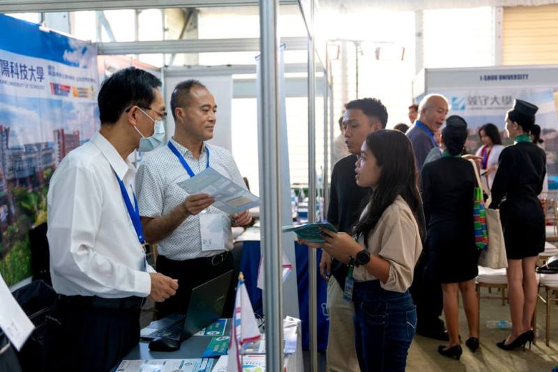 位於菲律賓宿霧的海外人才基地2日舉辦「國際產業人才教育專班」教育展，吸引菲國學生到場探詢。（正修科技大學提供）