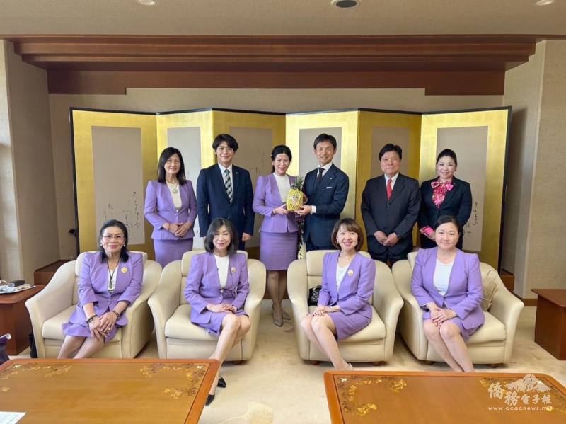 林伊曼贈送鳳梨予並河健