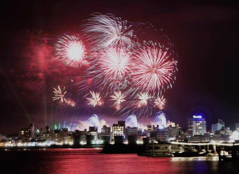 2024澎湖國際海上花火節2日晚間盛大開幕，璀璨花火在夜空中綻放，吸引逾2萬人共賞美景，也揭開為期3個月的精彩活動序幕。