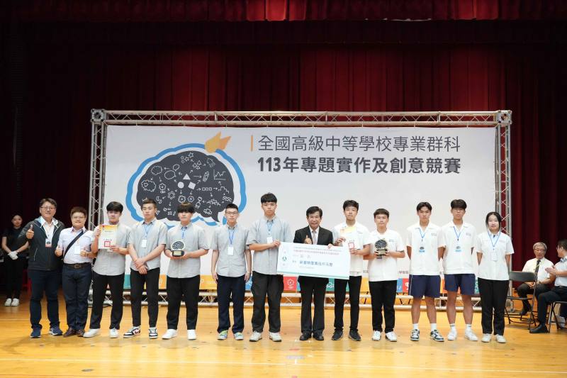 部長頒發得獎作品合影