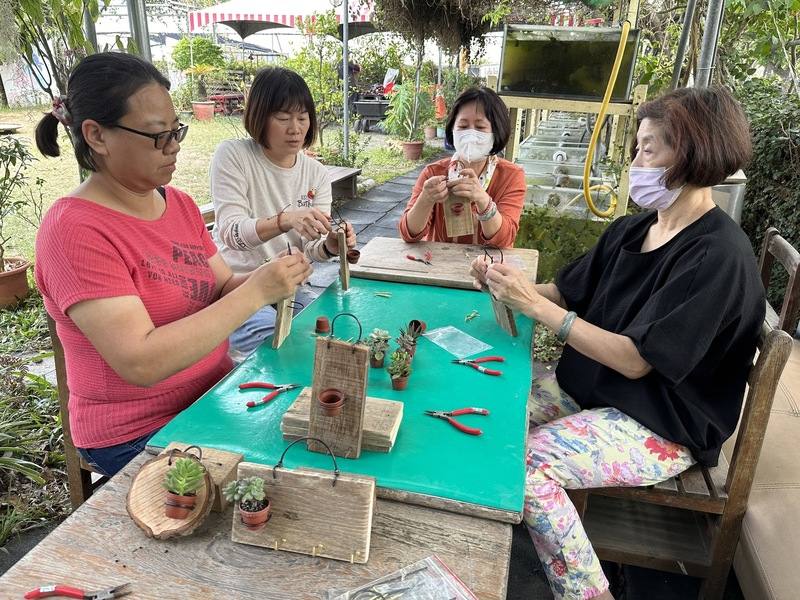 彰化縣湖埔社區大學成立東螺溪生態教育園區，提供多種手作課程，如利用廢棄砧板結合多肉植物做成吊飾。