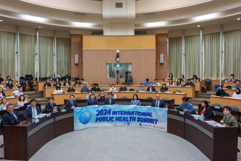 台北醫學大學與泰國馬希竇大學4日舉辦「2024公衛高峰論壇」，邀請各國學者以「永續」為主題，交流「COVID-19對群體健康的影響」、「全球夥伴關係之健康發展」、「移工健康福祉之永續發展」、「永續健康增能享」等4大領域。（北醫大提供）
