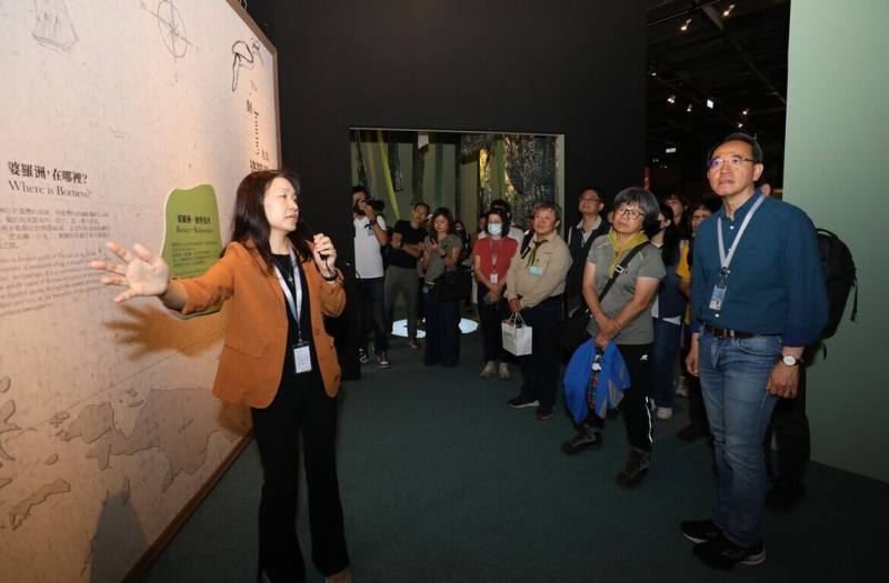 國立自然科學博物館推出「前進婆羅洲：我們與婆羅洲的距離」特展，共同策展人、展示組助理研究員劉憶諄博士（左）進行展場導覽，指出婆羅洲隸屬於馬來西亞、印尼、汶萊，島上住民族群多樣性高。（國立自然科學博物館提供）
