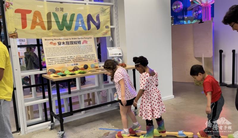 小朋友成功過關挑戰叫醒鯪鯉遊戲