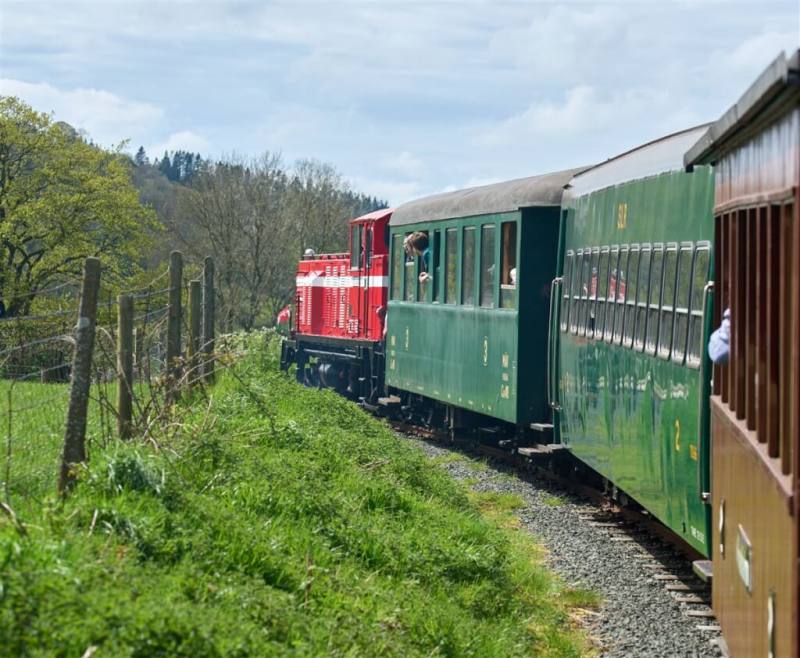 阿里山林鐵DL-34機關車4日在英國威爾斯威爾普蘭菲爾鐵路（W&LLR）首航，帶領遊客徜徉威爾斯自然美景。（William Bickers-Jones提供）