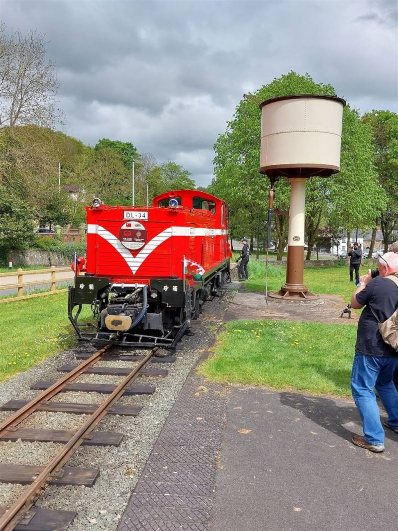 阿里山林鐵DL-34機關車4日在英國威爾斯威爾普蘭菲爾鐵路（W&LLR）首航。圖為DL-34在威爾斯車站吸引鐵道迷和遊客攝影記錄。（Michael Reilly提供）