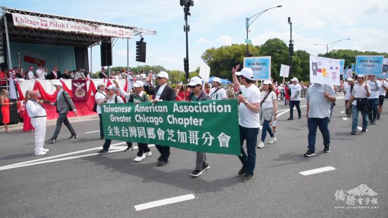 遊行隊伍由類延峰 (前排中) 蔡季穎 (前排右)及林敬賢 (前排左二)帶領