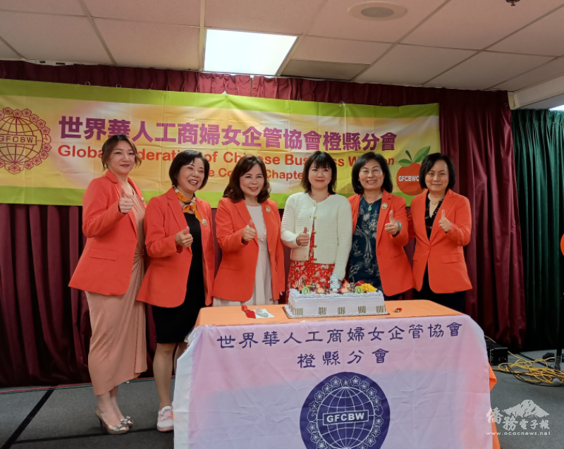 世華總會副會長陳玲華僑務諮詢委員(左3)、橙縣分會會長張淑華(左2)、僑務顧問郭秀梅(右2)、橙縣文教中心主任蕭蓓如(右3)表揚2024年華冠獎橙縣分會獲提名優秀會員李真琪(最左)及湯丹霞(最右)