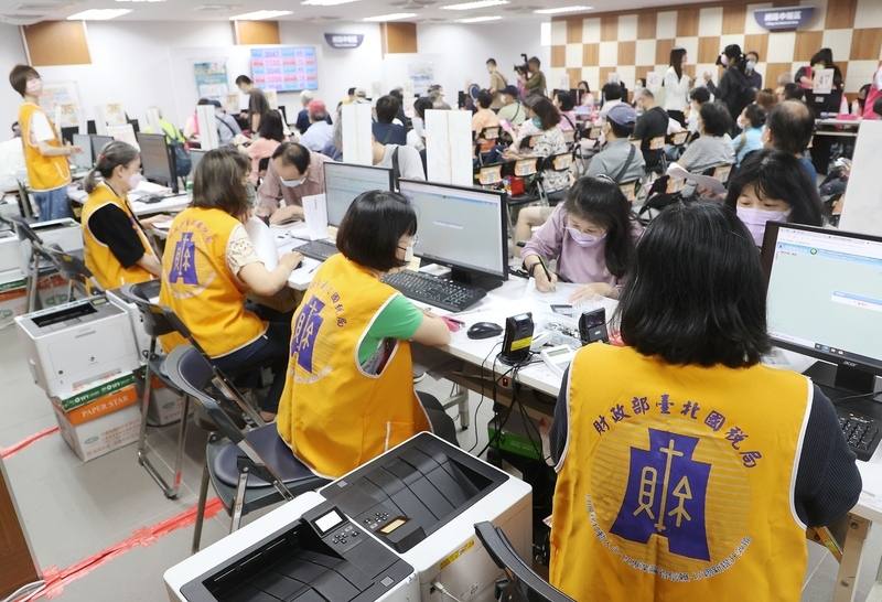 圖為報稅人潮。(圖：中央社)