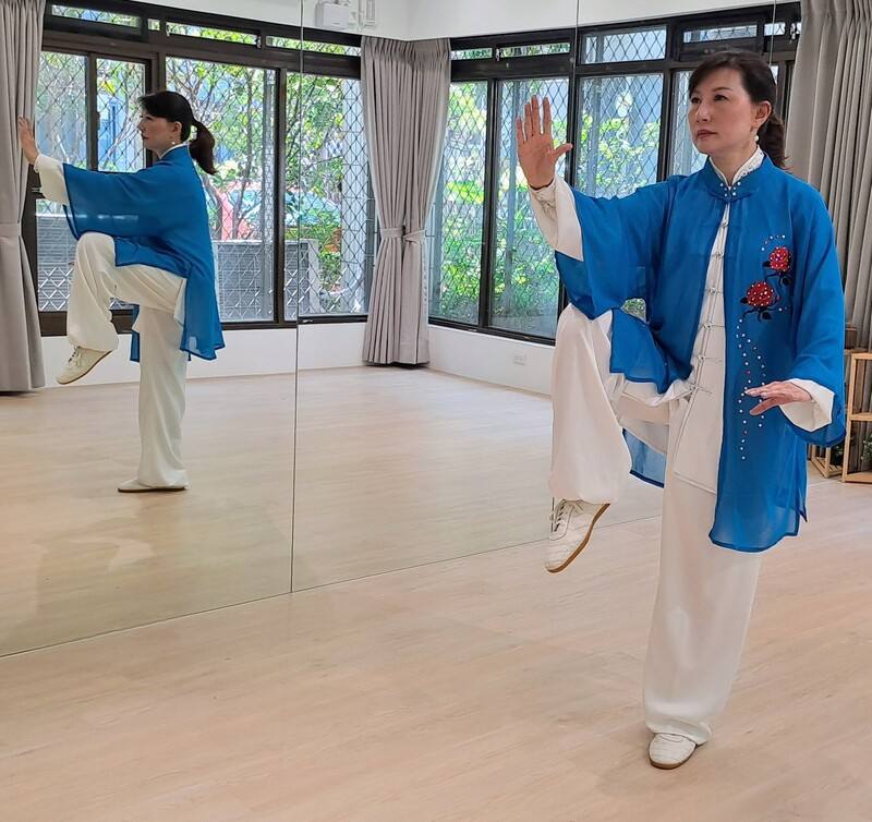 在2023年「中華民國全國菁英盃國武術錦標賽」中，獲24式太極拳金牌及內家拳－形意五行連環拳金牌的周綺薇，由香港大企業高級行政秘書變成太極高手，最近還在台灣開辦太極學校。