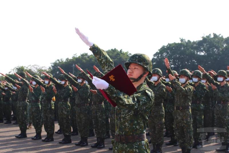 陸軍步兵第302旅日前舉行「常備兵役軍事訓練第197梯開訓典禮」。（陸軍第十軍團提供）