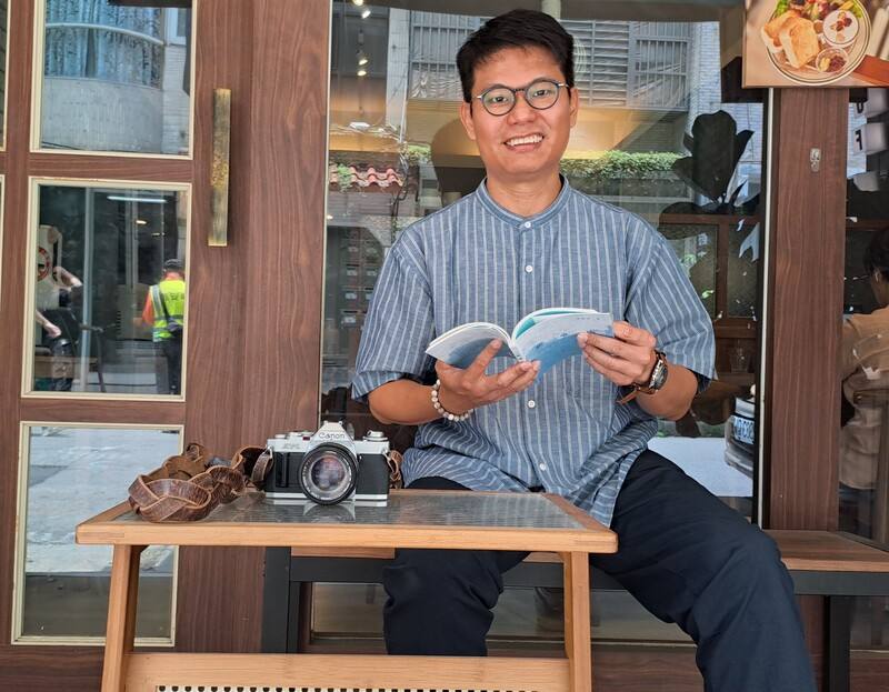 2022年新北市文學獎新住民組首獎得主李紹基移民台灣後繼續寫作，並經常帶著爸爸的80年代機相紀錄周圍的人與風景，作為創作靈感。