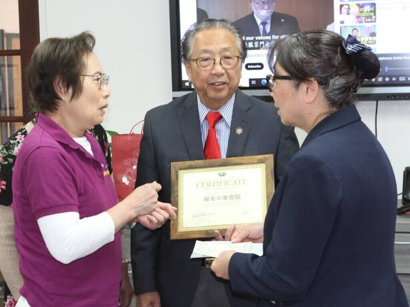 洛杉磯135年歷史的傳統僑社「羅省中華會館」4日向美國慈濟總會捐款6500美元（約新台幣21萬元），協助0403花蓮地震災民。（慈濟美國總會提供）