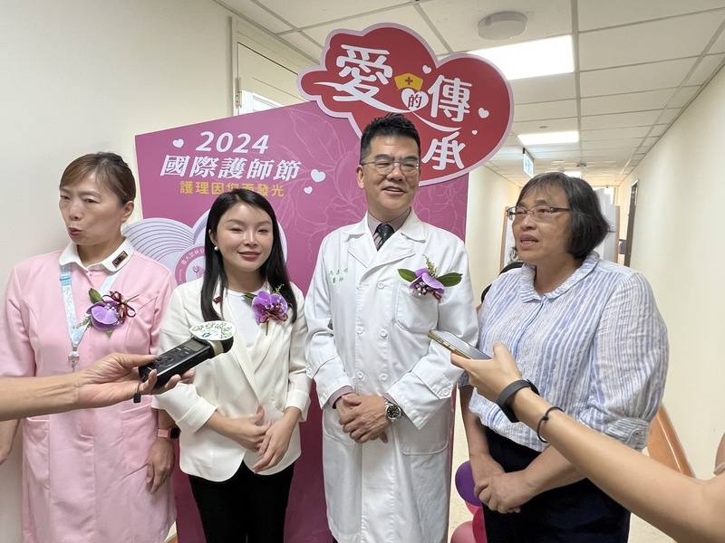 台大醫院雲林分院7日提前慶祝國際護師節，國民黨立委張嘉郡（左2）、雲林縣衛生局長曾春美（右）出席感謝護理人員辛勞，院長馬惠明（右2）則指出，將優化護理工作流程、營造友善職場環境、提高護理照護品質，為照護病人帶來更多便利與進步。