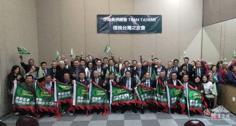 2023年6月特於巴拉圭舉辦中南美洲信賴臺灣之友會成立大會，江昭萱（前排左五）代表巴拉圭分會參與誓師