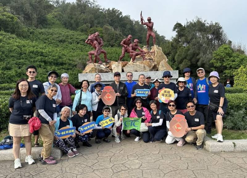 馬祖國家風景區管理處表示，新加坡旅遊團5日參訪馬祖，展開5天4夜跨島深度旅遊南竿、北竿、莒光特色景點。圖為團員在北海坑道前合影。（馬祖風管處提供）