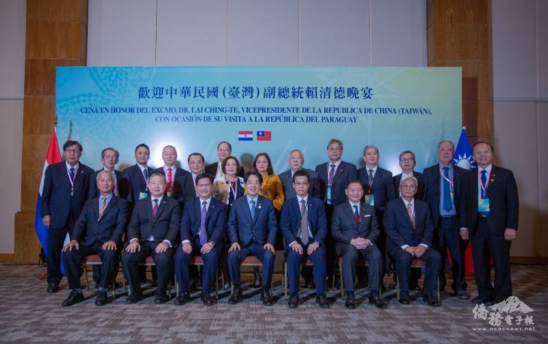 賴清德出訪巴拉圭僑宴上，巴拉圭及南美各國僑領盛情與會，劉秀珠（後排中）、江昭萱（前排左一）、江順昌（後排右五），將返臺參與賴清德總統就職典禮
