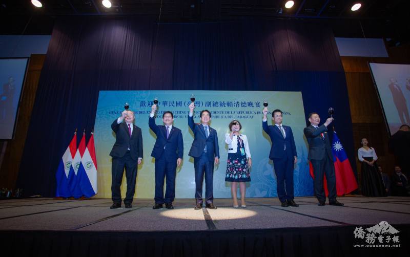 賴清德去年出訪巴拉圭時，於僑宴上舉杯向所有與會僑胞們致意