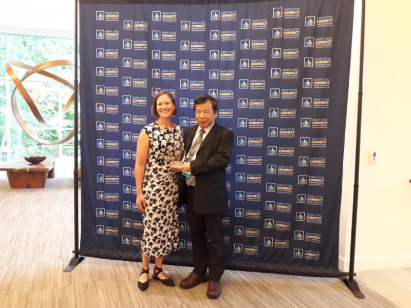 環境部監資司胡副司長領獎後與主辦機構Editor at Large Managing Partner Chelsea Collier女士合影