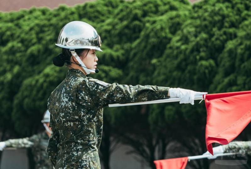 葉中尉表示，有勇氣站上這個榮譽的舞臺，仰賴禮砲連官兵與她共同努力