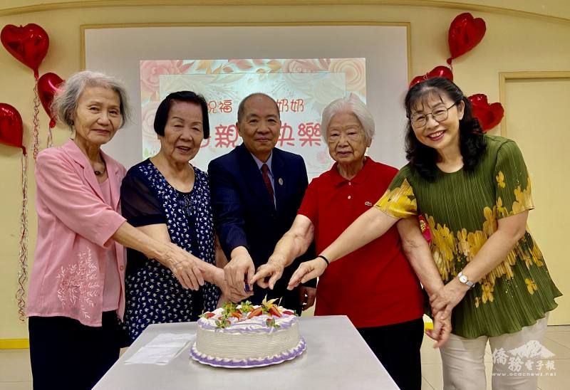 巴西松柏學院校長林志孟（中）和媽媽代表合切母親節蛋糕