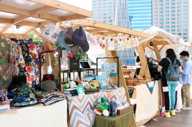 新北市立圖書館11、12日將在板橋區府中廣場舉行「風格閱覽室」活動，市集集結25家藝文、質感生活、設計手作店家參與。圖為2023年活動情形。（新北市立圖書館提供）