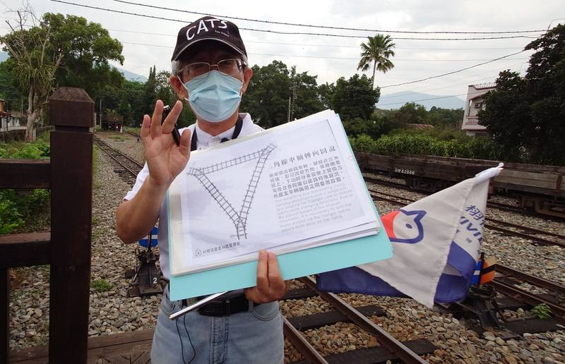 阿里山林鐵及文資處近日成立導覽解說隊，解說員邱慶德說，當解說員不僅要瞭解林鐵各站的歷史，對林鐵經過路途的風土人情都要清楚，鐵道兩側農田種植什麼作物、水果也要介紹。