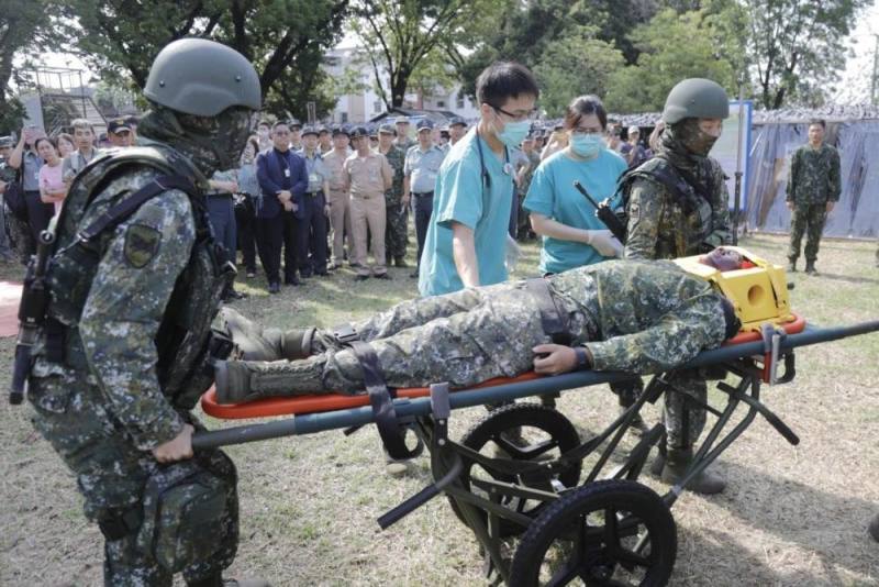 演練結合想定狀況，當駐軍與敵交戰造成人員傷亡時，由官兵在敵火下進行自救互救，並將傷患送至收集點照護。（青年日報社記者孫建屏攝）