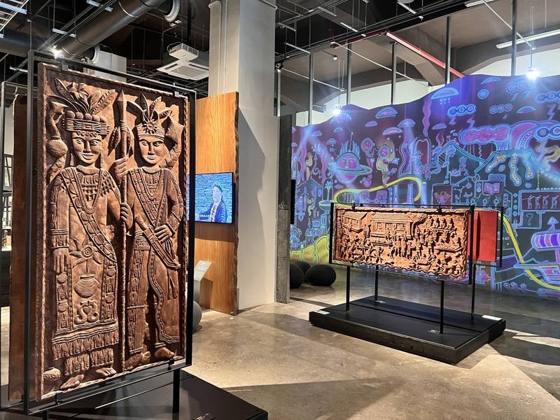 屏菸1936文化基地屏東原民館開幕至今已累計13萬人次入場，屏東縣政府原住民處8日表示，屏東原住民豐富的人文藝術與生活智慧，透過沉浸式的策展手法，結合影音、聲光效果、實景投影技術及互動裝置，可讓民眾更能臨場感受文化精髓。