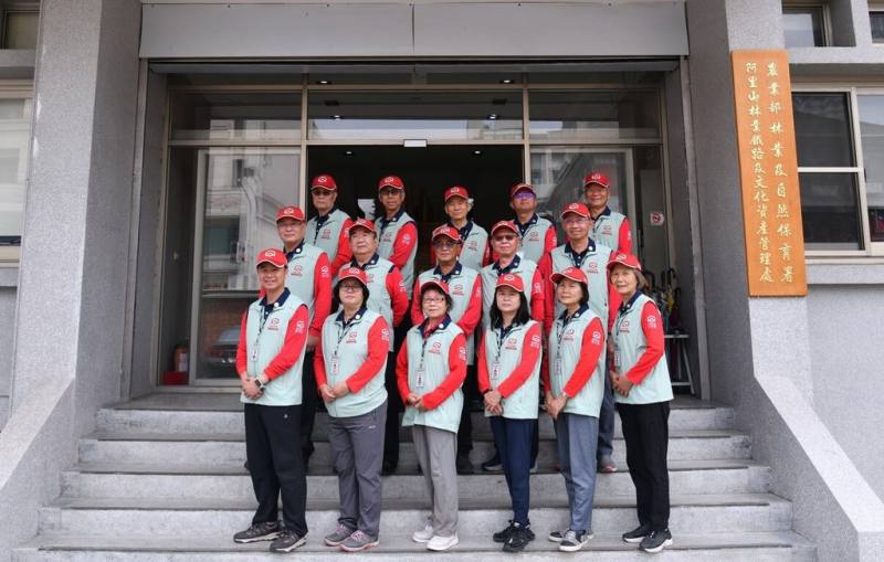 阿里山林鐵將於7月1日全線通車，阿里山林鐵及文資處近日成立導覽解說隊，遴選16名導覽解說員，提供沿線鐵道歷史、風土人情、林業文化等導覽服務。（林鐵及文資處提供）