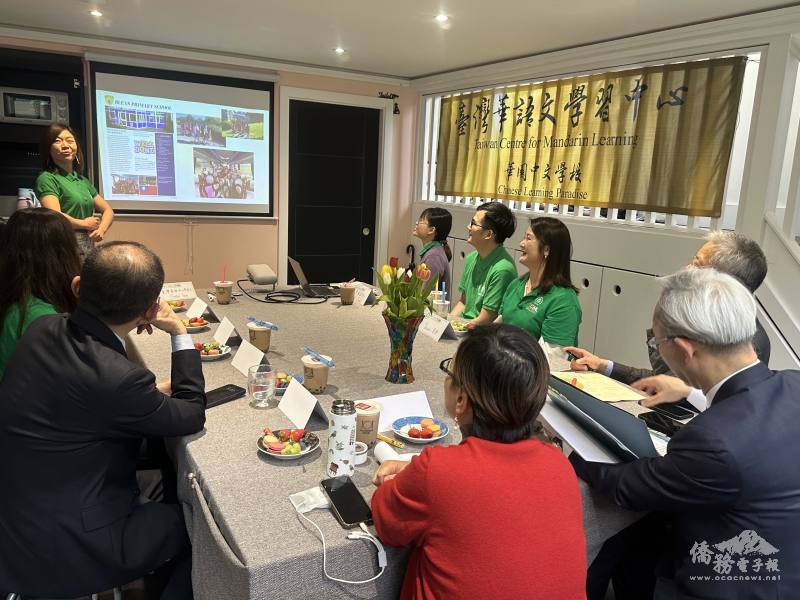 華園中文學校與臺灣華語文學習中心校長曾芳嫻代表團隊簡報學校發展近況