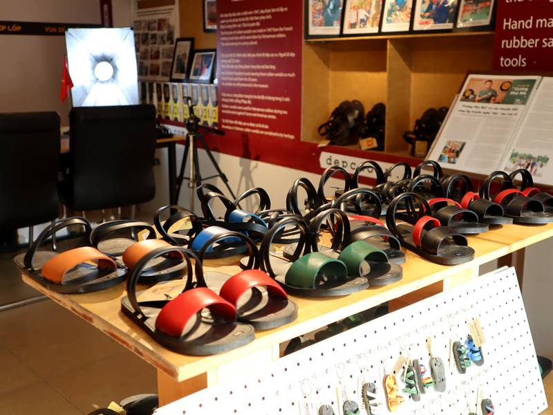 阮進強為了打開市場，迄今已為輪胎涼鞋設計出50多種款式，讓輪胎涼鞋擺脫厚重沉悶的黑色，而有更豐富多元的色彩與設計加入。