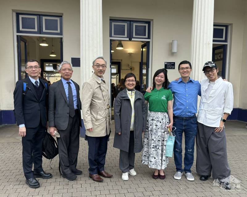 徐佳青特別致贈臺灣茶予曾芳嫻以表感謝，並於結束訪視前大合照