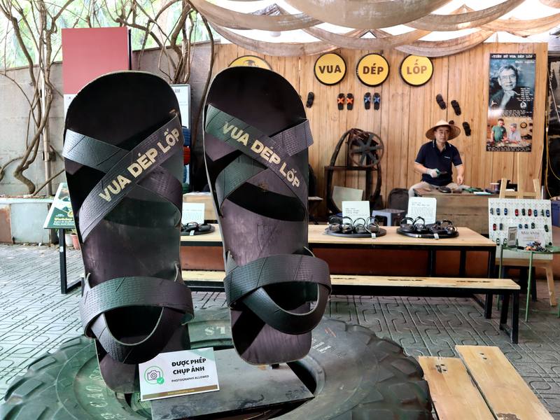 輪胎涼鞋在越南抗法、抗美時期受到士兵與將帥的喜愛，成為越南爭取獨立、統一的象徵，越南業者看中輪胎涼鞋的市場潛力打造品牌，征服國際與本土市場。