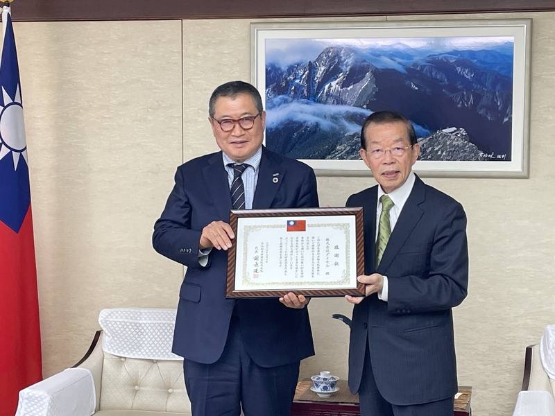 日商化工大廠大賽璐公司贊助台灣藝術文化，預計以3年新台幣300萬元，與國藝會共同推動台灣母語文學補助專案，社長小河義美（左）8日獲駐日代表謝長廷頒贈感謝狀。